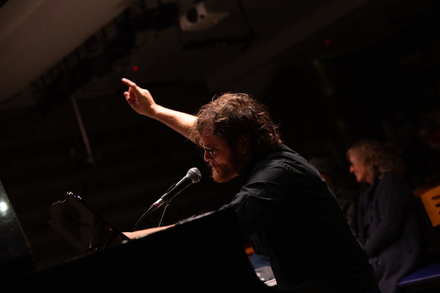 Simon Keyser Petty playing guitar live