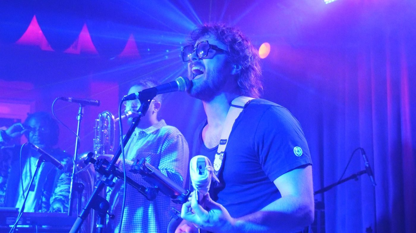 Simonoto live performance